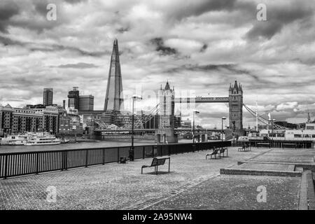 Die Tower Bridge und der Shard auf der Themse in London shot in Schwarz & Weiß. Stockfoto