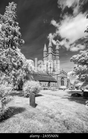 St Sampson's Parish Kirche und Kirchhof in der Wiltshire Stadt Cricklade Stockfoto