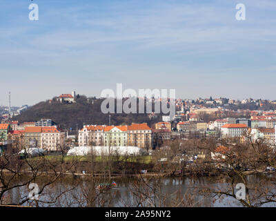 Panorama Blick auf die Stadt Prag und die Moldau von der Stadtmauer von Vyšehrad eine historische Festung in Prag in der Tschechischen Republik Stockfoto