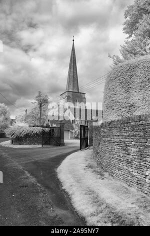 Schwarz/Weiß-Bild der Pfarrkirche Allerheiligen in der cotswold Dorf Kemble in Gloucestershire Stockfoto