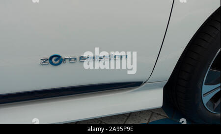 "Zero Emission"-Schild an der Tür von 40 kW Nissan LEAF UK Stockfoto
