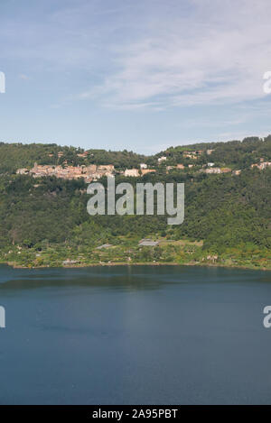 Nemi See auf den Albaner Bergen, Latium, Italien Stockfoto
