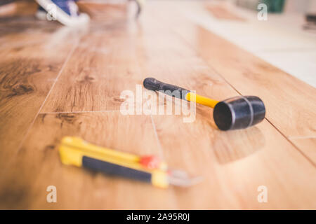 Neue Laminatböden mit Tools für die Installation Stockfoto
