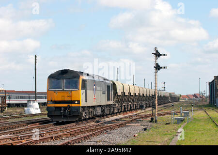 Eine Klasse 60 Diesellok Reihe 60061 Arbeiten einer Selbstentladung Aggregate im März in Cambridgeshire. Stockfoto