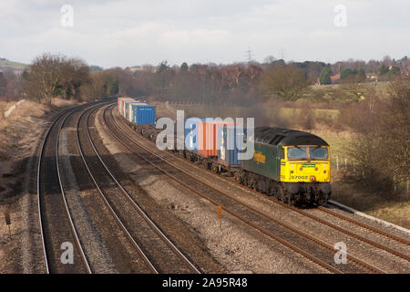 Eine Klasse 57 Diesellok Reihe 57002 arbeiten Freightliner Service zu niedrigeren Basildon auf der Great Western Mainline. Stockfoto