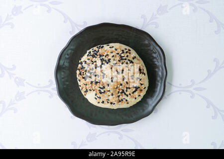 Chinesische mond Kuchen oder Gebäck mit Sesam auf die Oberseite. Stockfoto