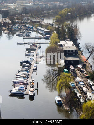 Blick auf die Moldau und eine Marina mit seinen Banken, von den Wänden von Vyšehrad eine historische Festung in Prag in der Tschechischen Republik Stockfoto