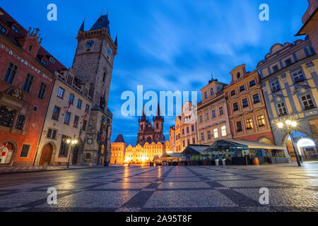 In Prag in der Tschechischen Republik. Stadtbild Bild des berühmten Altstädter Ring mit der Astronomische Uhr in Prag und Altes Rathaus während der Dämmerung blaue Stunde. Stockfoto