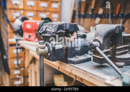 Schreinerei - heavy metal Vice auf einer Werkbank Stockfoto