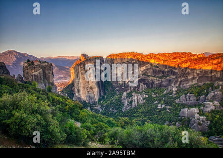 Landschaft mit Klöstern und Felsformationen in Meteora, Griechenland. Während der Sunrise Stockfoto