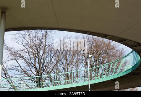 Architektonisches Detail aus einer Fußgänger-Überführung an der U-Bahn-Station Vyšehrad in Prag in der Tschechischen Republik Stockfoto