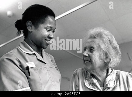 Krankenschwester & ältere Patienten, City Hospital, Nottingham UK März 1991 Stockfoto