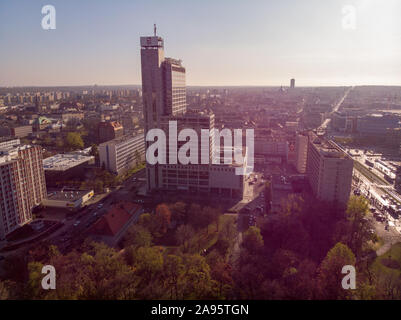 Aeriale Ansicht von Katowice. Moderne Gebäude und Straßen der Stadt. Katowice ist die größte Stadt und Hauptstadt von Schlesien. Stockfoto