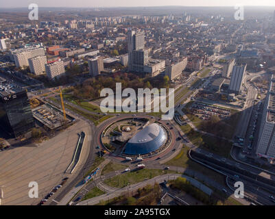 Aeriale Ansicht von Katowice. Moderne Gebäude und Straßen der Stadt. Katowice ist die größte Stadt und Hauptstadt von Schlesien. Stockfoto