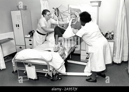 Krankenschwestern heben ein älterer Patient mit einem Hebezeug, City Hospital, Nottingham 1991 UK Stockfoto