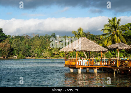 Tropische Hütte in der Lagune von Port Vila in Vanuatu im Südpazifik Stockfoto