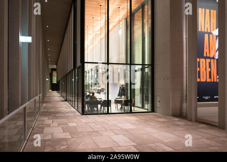 Nacht Blick von Außen von James Simon Galerie im Museum, Museumsinsel in Berlin-Mitte Berlin, Deutschland, Architekten David Chipperfield. Stockfoto