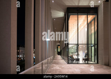 Nacht Blick von Außen von James Simon Galerie im Museum, Museumsinsel in Berlin-Mitte Berlin, Deutschland, Architekten David Chipperfield. Stockfoto