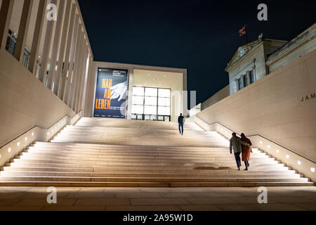 Nacht Blick von Außen von James Simon Galerie im Museum, Museumsinsel in Berlin-Mitte Berlin, Deutschland, Architekten David Chipperfield. Stockfoto