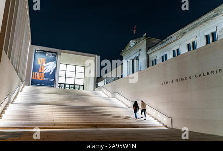 Nacht Blick von Außen von James Simon Galerie im Museum, Museumsinsel in Berlin-Mitte Berlin, Deutschland, Architekten David Chipperfield. Stockfoto