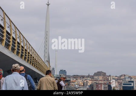 Istanbul, Türkei - Oktober -16,2019: Istanbul, Türkei, Goldenes Horn halic U-Brücke bei geschlossener Himmel. Die Brücke verbindet die Beyo Lu und Fatih Stockfoto