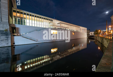 Nacht Blick von Außen von James Simon Galerie im Museum, Museumsinsel in Berlin-Mitte Berlin, Deutschland, Architekten David Chipperfield. Stockfoto