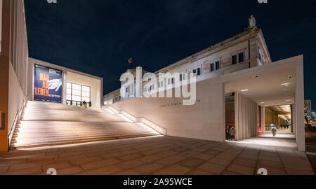Nacht Blick von Außen von James Simon Galerie im Museum, Museumsinsel in Berlin-Mitte Berlin, Deutschland, Architekten David Chipperfield. Stockfoto