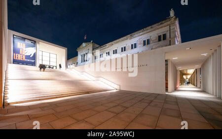 Nacht Blick von Außen von James Simon Galerie im Museum, Museumsinsel in Berlin-Mitte Berlin, Deutschland, Architekten David Chipperfield. Stockfoto