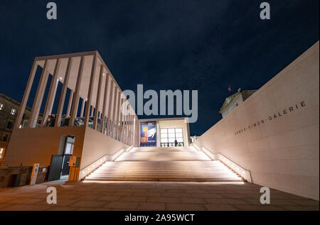 Nacht Blick von Außen von James Simon Galerie im Museum, Museumsinsel in Berlin-Mitte Berlin, Deutschland, Architekten David Chipperfield. Stockfoto