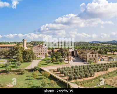 Torre Marimon, landwirtschaftliche Technologie Forschungsinstitut in Barcelona. Antenne Natur und Landschaft geschossen von einer Drohne mit der leere Raum für Bearbeiten Stockfoto