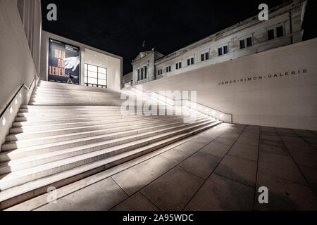 Nacht Blick von Außen von James Simon Galerie im Museum, Museumsinsel in Berlin-Mitte Berlin, Deutschland, Architekten David Chipperfield. Stockfoto
