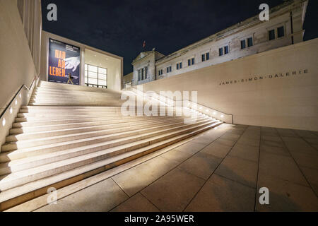 Nacht Blick von Außen von James Simon Galerie im Museum, Museumsinsel in Berlin-Mitte Berlin, Deutschland, Architekten David Chipperfield. Stockfoto