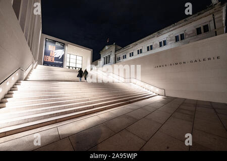Nacht Blick von Außen von James Simon Galerie im Museum, Museumsinsel in Berlin-Mitte Berlin, Deutschland, Architekten David Chipperfield. Stockfoto