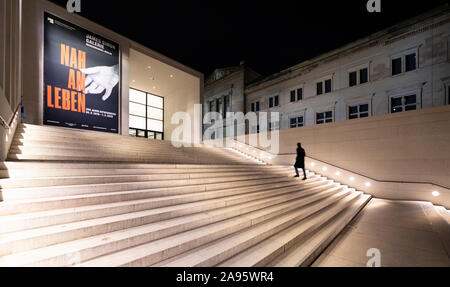 Nacht Blick von Außen von James Simon Galerie im Museum, Museumsinsel in Berlin-Mitte Berlin, Deutschland, Architekten David Chipperfield. Stockfoto