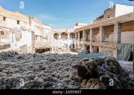 Fez, Marokko. November 9, 2019. Ein Labor für Waschen und Trocknen und Färben von Wolle Stockfoto