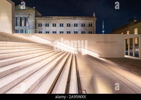 Nacht Blick von Außen von James Simon Galerie im Museum, Museumsinsel in Berlin-Mitte Berlin, Deutschland, Architekten David Chipperfield. Stockfoto
