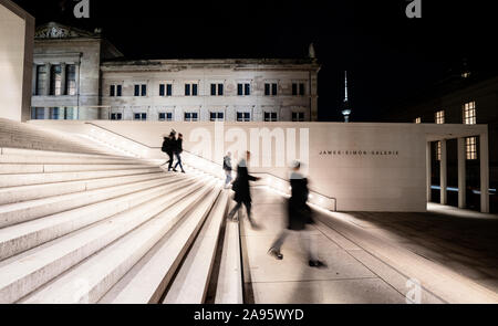 Nacht Blick von Außen von James Simon Galerie im Museum, Museumsinsel in Berlin-Mitte Berlin, Deutschland, Architekten David Chipperfield. Stockfoto