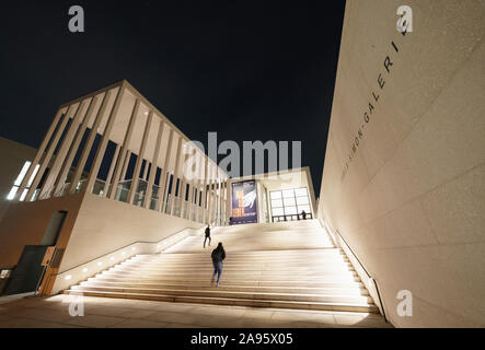 Nacht Blick von Außen von James Simon Galerie im Museum, Museumsinsel in Berlin-Mitte Berlin, Deutschland, Architekten David Chipperfield. Stockfoto