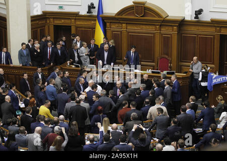 Kiew, Ukraine. 13 Nov, 2019. Gesetzgeber Block die Tribüne protestieren gegen Rechnung über das Land, die während einer Sitzung des ukrainischen Parlaments in Kiew, Ukraine, am 13. November 2019. September das Ministerkabinett der Ukraine genehmigt und für den ukrainischen Parlament berücksichtigen eine Rechnung über Land Markt in der Ukraine eingereicht. Credit: Serg Glovny/ZUMA Draht/Alamy leben Nachrichten Stockfoto