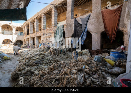 Fez, Marokko. November 9, 2019. Ein Labor für Waschen und Trocknen und Färben von Wolle Stockfoto