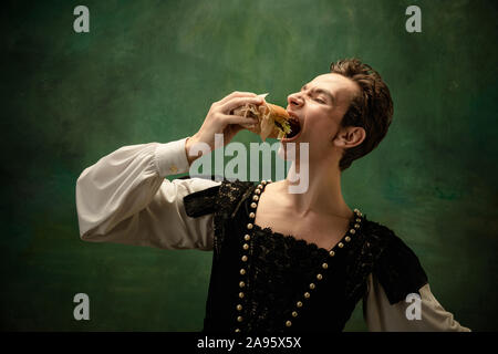 Junge Ballett Tänzerin als der Charakter eines Snow White mit Burger im Wald. Flexible kaukasischen Ballett Künstler wie Charakter der fairytail. Moderne Geschichte im klassischen Märchen. Emotionen, Vergleich der Epochen. Stockfoto