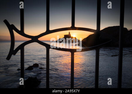 Mumbles Leuchtturm durch einen Fisch Stockfoto