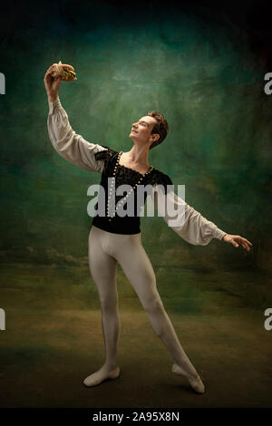 Junge Ballett Tänzerin als der Charakter eines Snow White mit Burger im Wald. Flexible kaukasischen Ballett Künstler wie Charakter der fairytail. Moderne Geschichte im klassischen Märchen. Emotionen, Vergleich der Epochen. Stockfoto