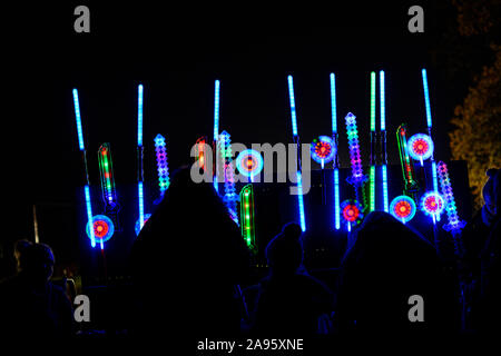 Blinkende Neuheit Spielzeug mit bunten Lichtern und Sounds. Licht Säbel, Schwerter und Spinning Windmühlen. Nacht Zeit Veranstaltung für Kinder. Stockfoto