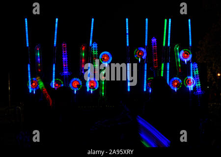 Blinkende Neuheit Spielzeug mit bunten Lichtern und Sounds. Licht Säbel, Schwerter und Spinning Windmühlen. Nacht Zeit Veranstaltung für Kinder. Stockfoto