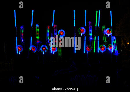 Blinkende Neuheit Spielzeug mit bunten Lichtern und Sounds. Licht Säbel, Schwerter und Spinning Windmühlen. Nacht Zeit Veranstaltung für Kinder. Stockfoto