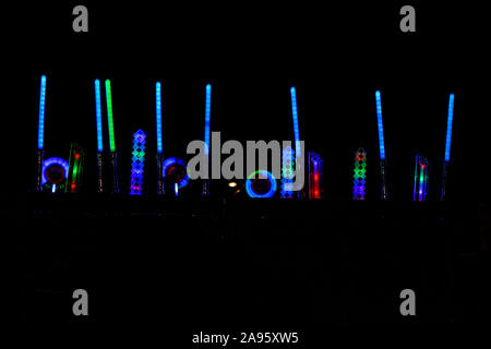 Blinkende Neuheit Spielzeug mit bunten Lichtern und Sounds. Licht Säbel, Schwerter und Spinning Windmühlen. Nacht Zeit Veranstaltung für Kinder. Stockfoto