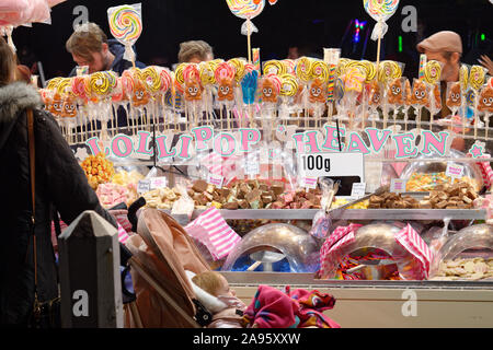 Einen Lutscher und Pick'n Mix auf ein Ereignis. Leute durchlesen Was ist zum Verkauf. Stockfoto