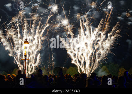 Eine öffentliche Feuerwerk in Lindfield in West Sussex, England, UK. Jährliche Veranstaltung Guy Fawkes Nacht oder Lagerfeuer Nacht zu markieren. Stockfoto