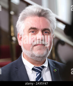 Hannover, Deutschland. 13 Nov, 2019. Armin Willingmann, Ministerpräsident von Sachsen-anhalt (SPD), spricht mit Journalisten nach dem Gipfeltreffen. Der Ministerpräsident, die Minister für Wirtschaft und der Umweltminister des Landes Niedersachsen sowie der Minister für Wirtschaft des Landes Sachsen-Anhalt Treffen mit der ENERCON Geschäftsführer der geplante Stellenabbau bei der Hersteller von Windenergieanlagen zu diskutieren. Credit: Peter Steffen/dpa/Alamy leben Nachrichten Stockfoto